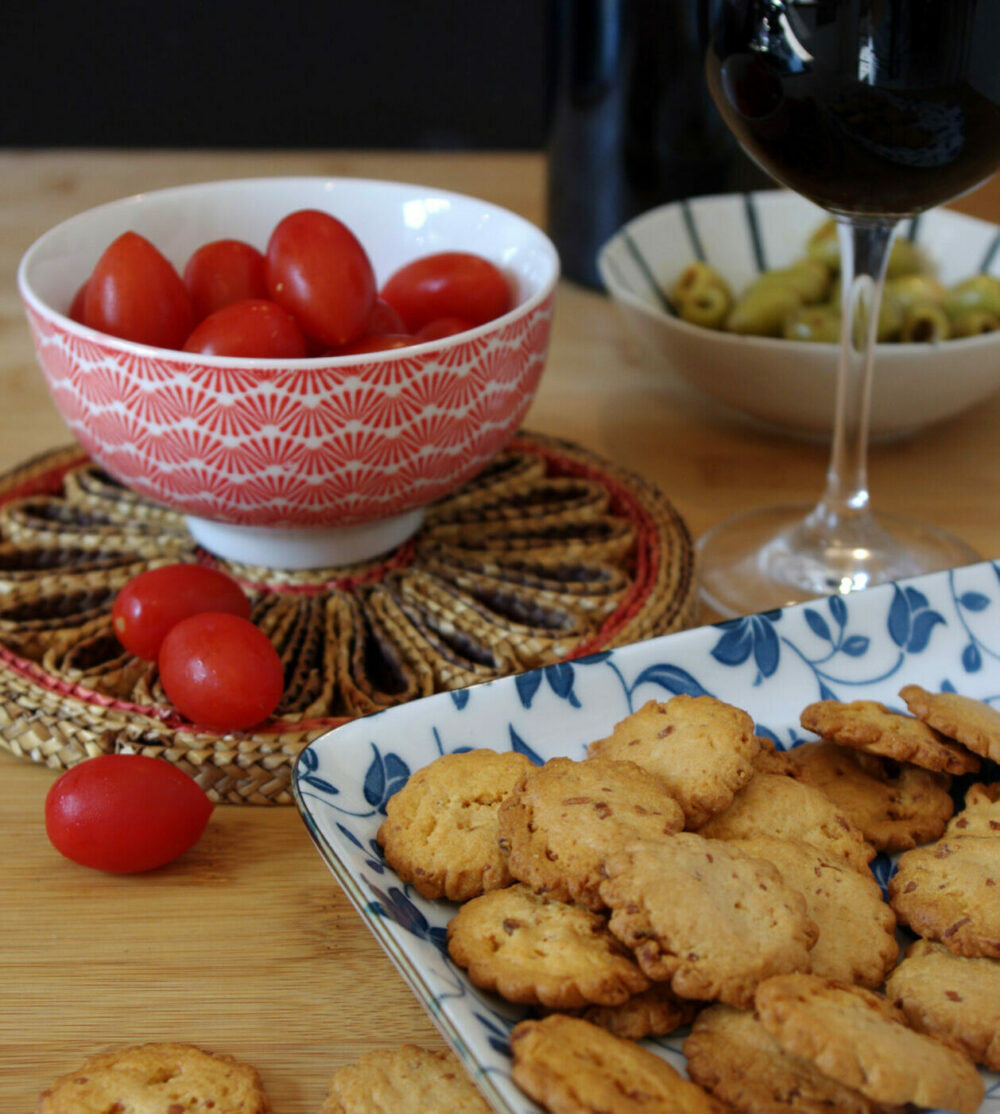 Biscuits au fromage de brebis, tomates et oignons