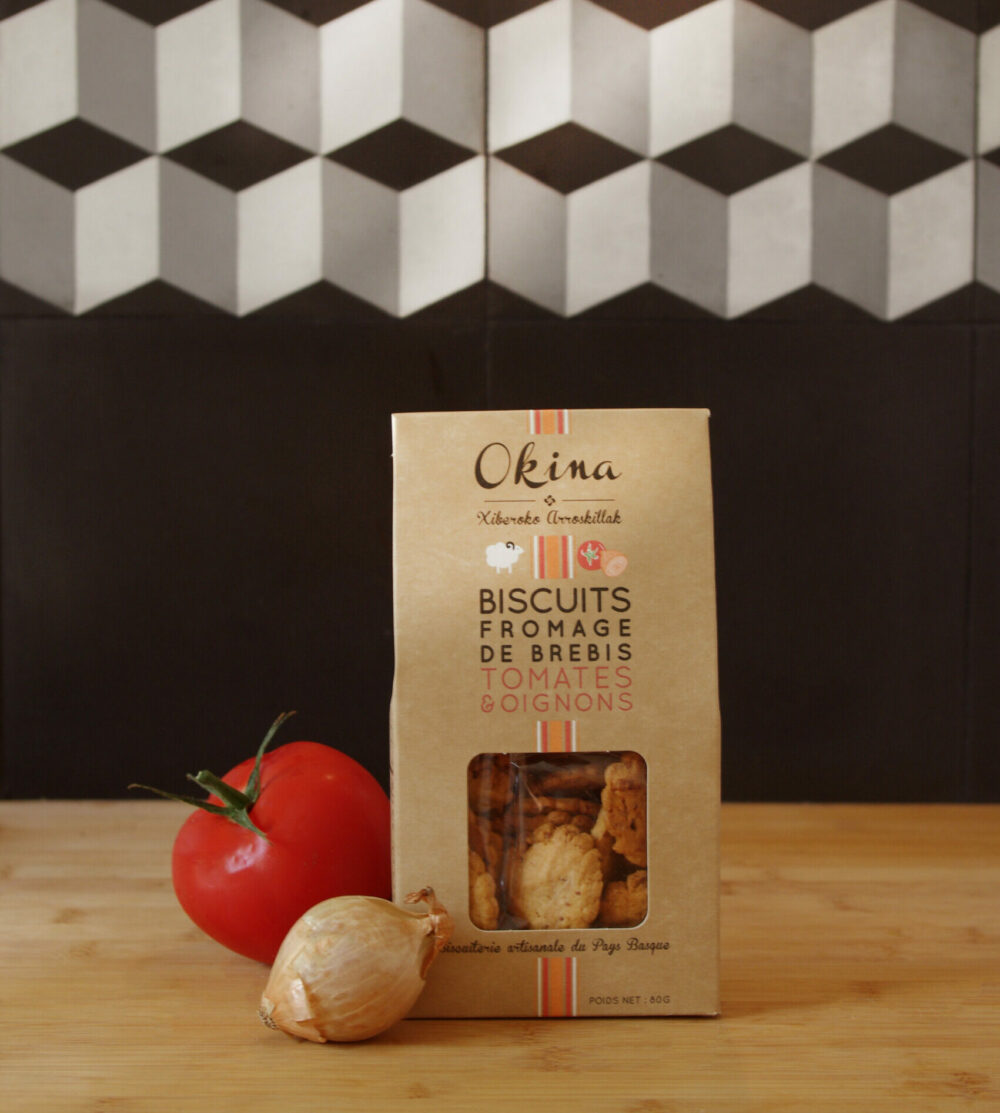 Biscuits au fromage de brebis, tomates et oignons